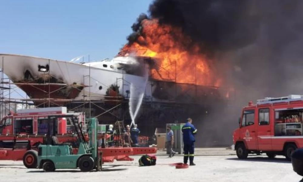 Σύρος: Φωτιά και έκρηξη στον Ταρσανά